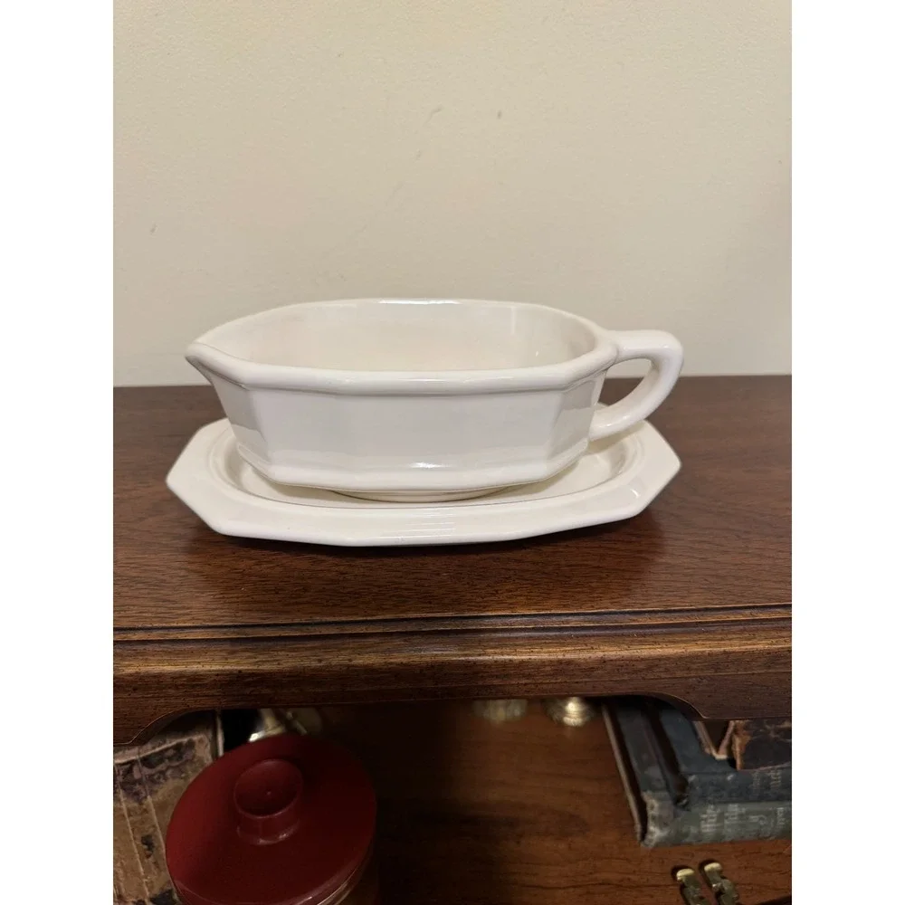 Vtg Pfaltzgraff Heritage White Stoneware Gravy Boat w/Underplate USA MINT